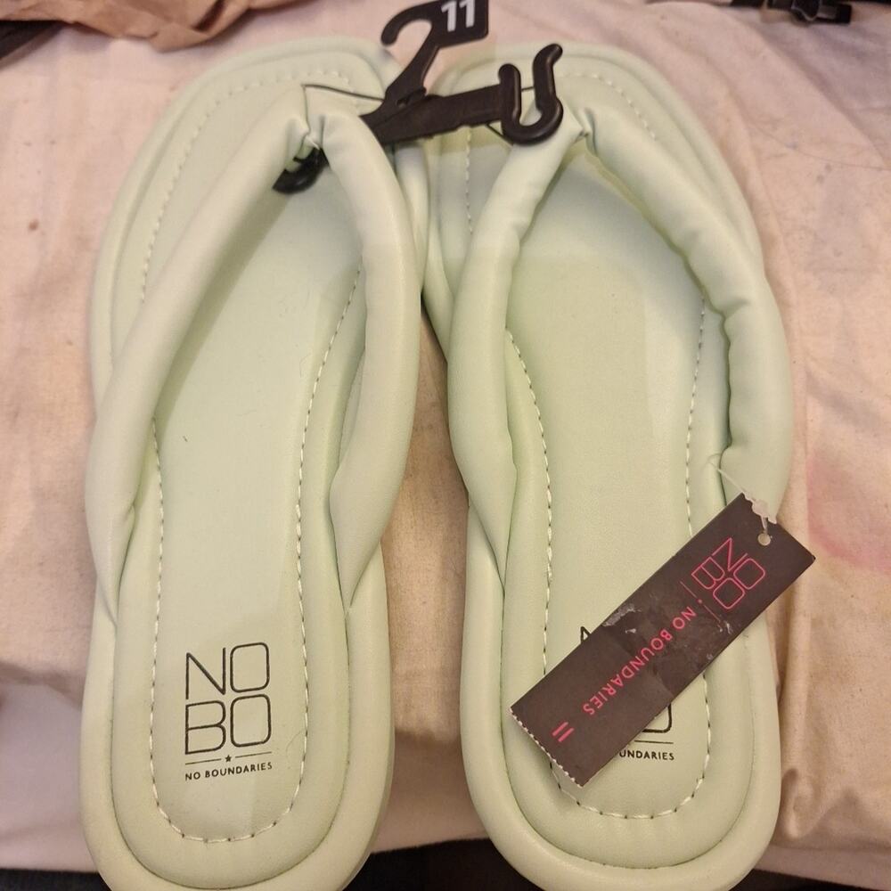 No Bo Pale Green Flip Flop Sandals NWT Size 11